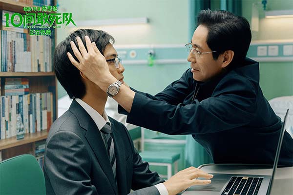 4-赵博文在父亲助力下备战面试.jpg 4-赵博文在父亲助力下备战面试.jpg