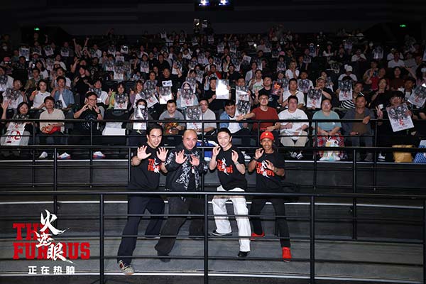 1、电影《火遮眼》上海路演现场图-大合影.jpg 1、电影《火遮眼》上海路演现场图-大合影.jpg