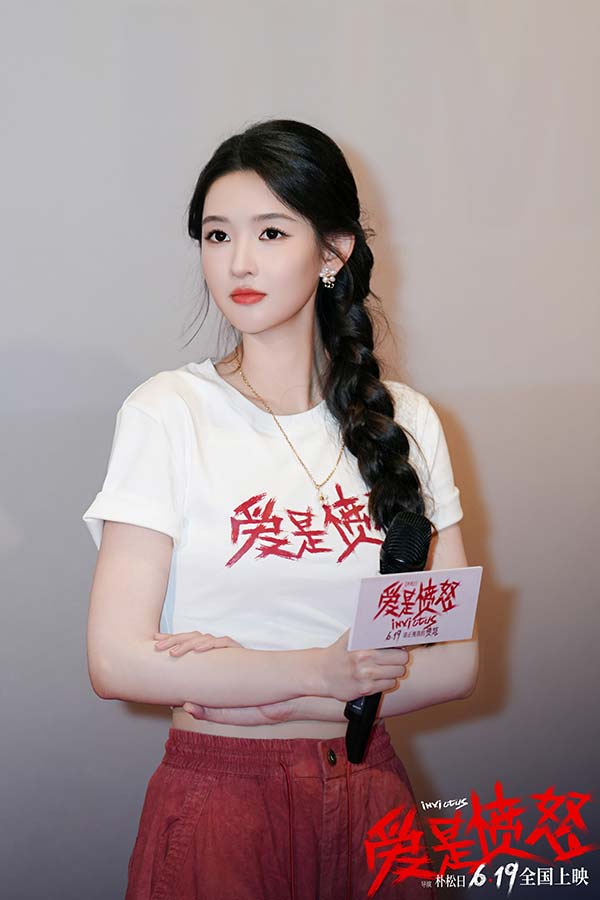 电影《爱是愤怒》重庆路演王安宇分享水下龙舟幕后 王玉雯解读守护型愤怒 主创鼓励普通人勇敢挥出一拳(图8)